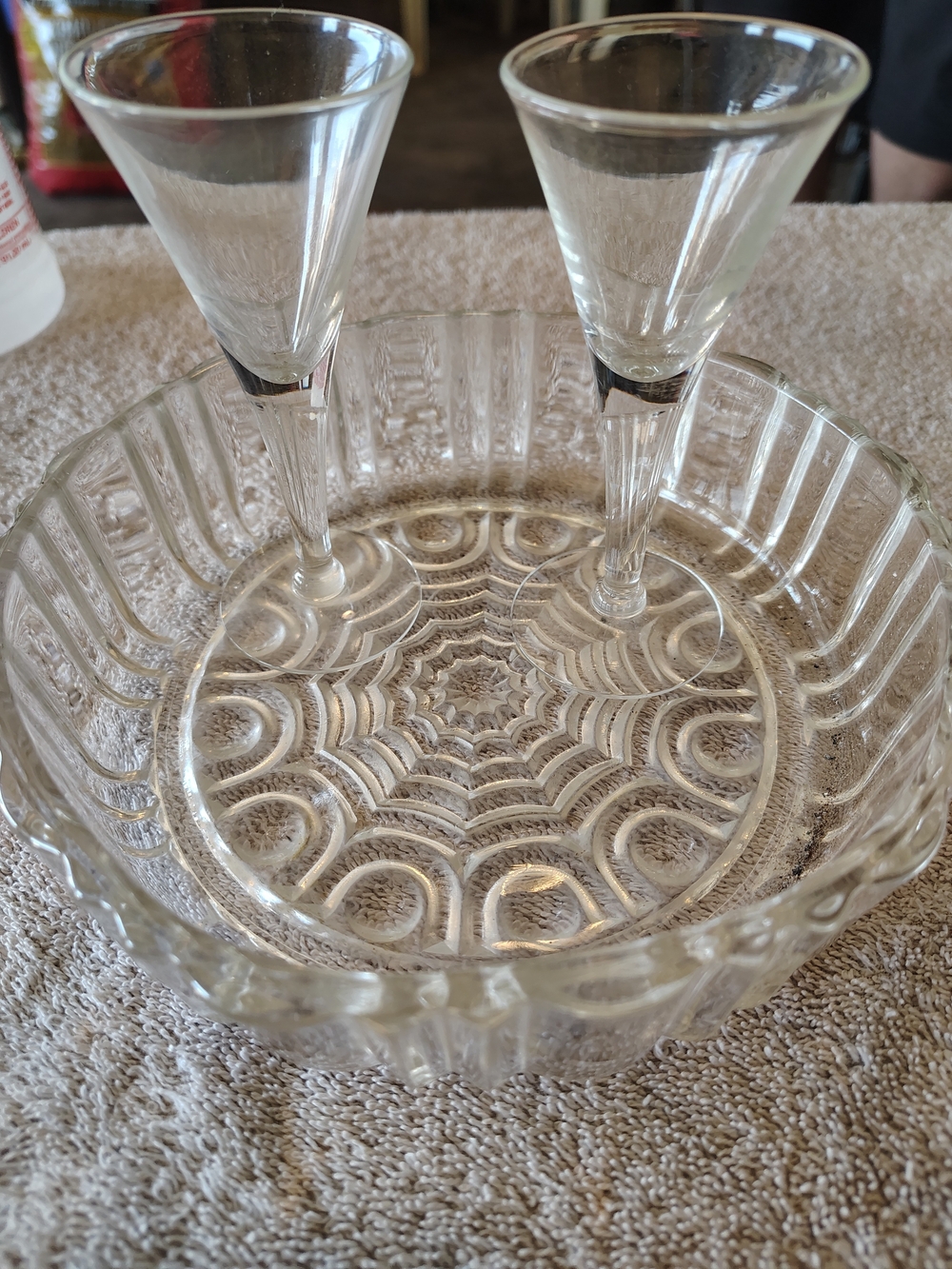 Classic Clear Glass Serving Bowl - Elegant Pattern